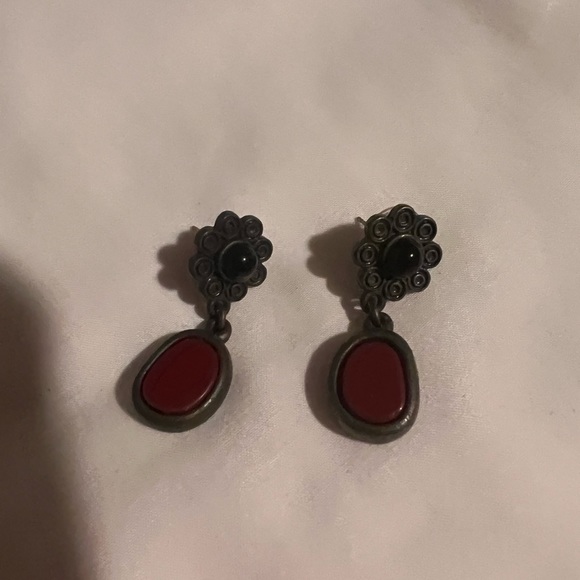 BLACK AND RED DROP PIERCED EARRINGS - Picture 3 of 4